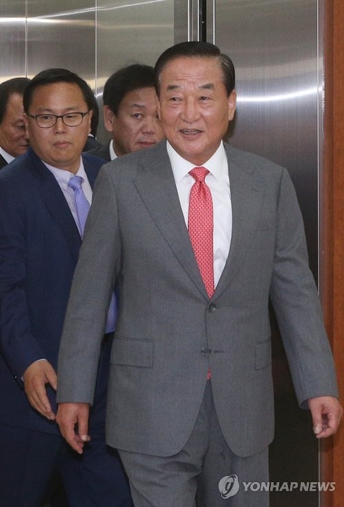 ▲ 10월 재보선 화성 갑 출마를 선언한 서청원 전 한나라당(현 새누리당) 대표가 23일 오후 서울 영등포구 여의도동 새누리당사에서 열린 재·보선 공천심사위원회 면접에 참석하기 위해 회의실로 향하고 있다.ⓒ연합뉴스