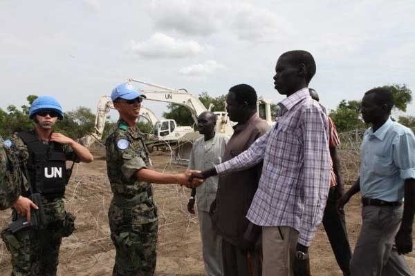 ▲ 쓰레기 매립장을 만들어 준 뒤 감사인사를 받는 한빛부대원. 한빛부대는 남수단 재건지원임무를 맡고 있다.