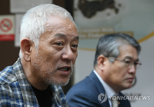 ▲ = 김한길 민주당 대표(왼쪽)가 27일 오후 서울 중구 무교동의 한 카페에서 열린 국민연금 관련 직장인 간담회에서 인사말을 하고 있다.ⓒ연합뉴스