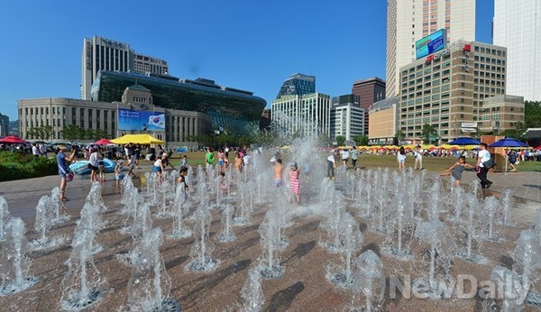 ▲ 서울 중구 태평로에 위치한 서울광장. 8월 24일 오후 오랜만에 집회 없는 주말을 맞고 있는 모습. ⓒ 정상윤 기자
