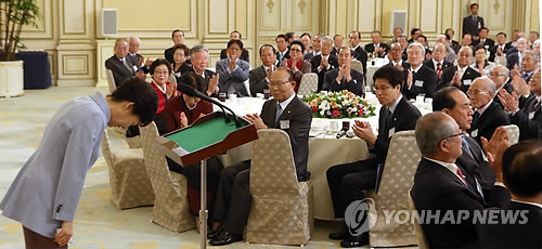 ▲ 박근혜 대통령이 27일 청와대 영빈관에서 열린 노인의 날 기념 전국 어르신 초청 오찬행사에서 인사말을 마친뒤 고개숙여 인사하고 있다. ⓒ 연합뉴스