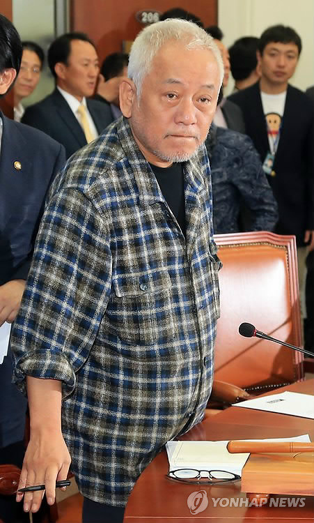 ▲ 김한길 민주당 대표가 27일 오전 국회 당대표실에서 열린 최고위원회의에 참석하기 위해 입장하고 있다.ⓒ연합뉴스