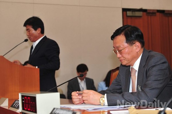 ▲ 국응복 서해안유류피해민대책총연합회장, 삼성중공업 박대영 사장 (왼쪽부터)