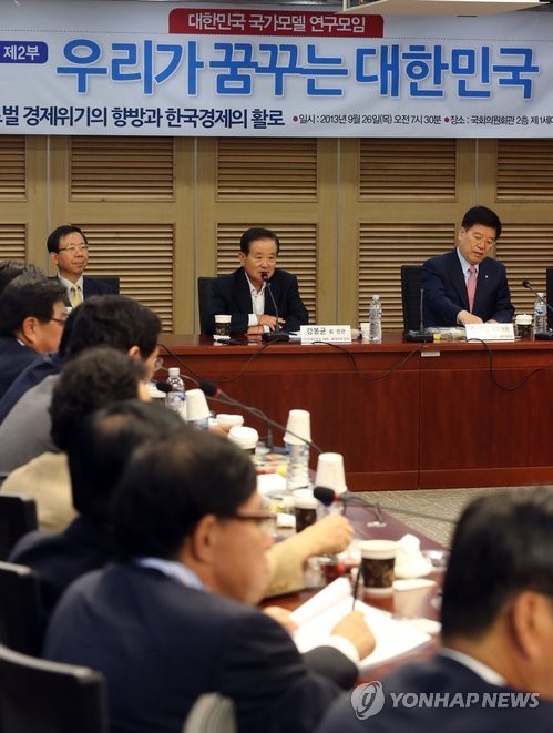 ▲ 김대중 정부에서 재정경제부 장관을 지낸 강봉균 전 민주당 의원이 새누리당 의원모임에서 강연을 하고 있는 모습. ⓒ연합뉴스