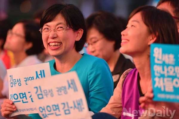 ▲ 김재연 통진당 의원과 함께 서울시청광장 국정원 해체 촛불시위에 참가한 이정희 의원.