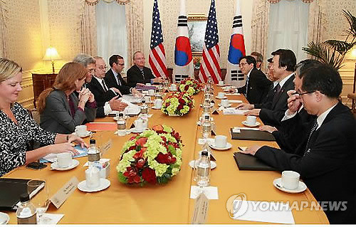 ▲ 윤병세 외교부 장관과 존 케리 미국 국무장관이 27일(현지시간) 저녁 뉴욕 맨해튼 월도프 아스토리아 호텔에서 열린 회담에서 인사말을 나누고 있다. ⓒ연합뉴스