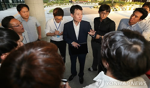 ▲ ⓒ 조상철 법무부 대변인이 27일 오후 서초동 서울고검 기자실에서 채동욱 검찰총장의 '혼외아들 의혹' 진상조사 결과를 발표한 뒤 기자들의 질문세례를 받고 있다. / 연합뉴스