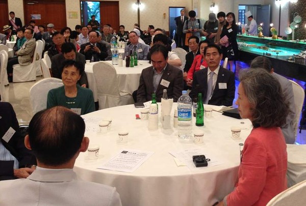 ▲ 물망초 박선영 이사장과 국군포로들 ⓒ 물망초 제공