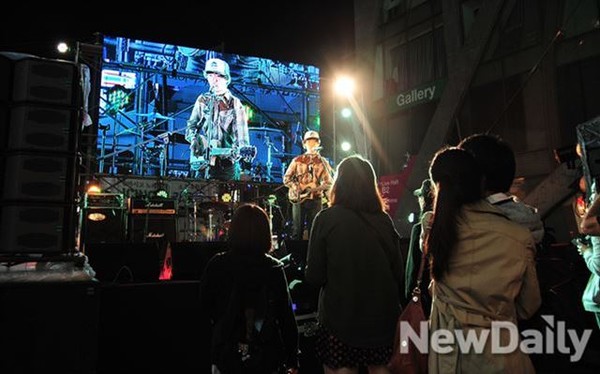 ▲ 인디 가수 김태춘이 무대에 올라 관객들에게 인사하고 있다.
