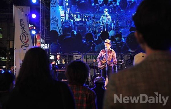 ▲ 파격적인 김태춘의 가사에 모여든 관객들