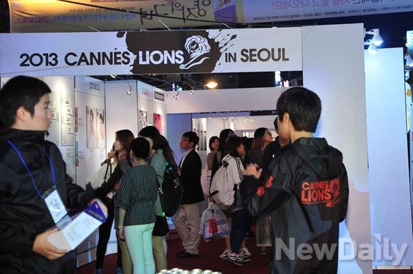 ▲ 전시 첫날,  입구부터 붐비는 관람객들