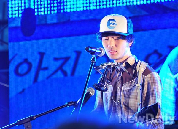 ▲ 파격적인 가사를 들려주는 김태춘의 무대