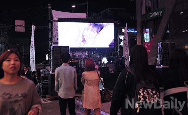 ▲ 공연준비 시간동안 틀어주는 색다른 광고들을 보며 메인무대 주변으로 하나둘 씩 모이는 관객들.