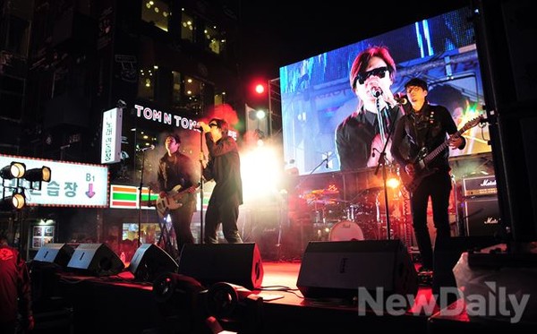 ▲ 인디 밴드 코어 매거진이 열적정인 무대를 선보이고 있다.