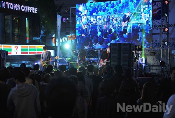 ▲ 주차장 거리를 가득 메운 칸 국제광고제 서울 관객들