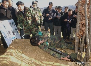 ▲ 지난 84년 군복무중 의문사한 허원근 일병 사건과 관련, 국방부 특조단원과 당시 동료 부대원등이 사건현장인 강원도 화천군 00부대에서 현장검증을 하고 있다. 2002-11-27 ⓒ 연합뉴스DB