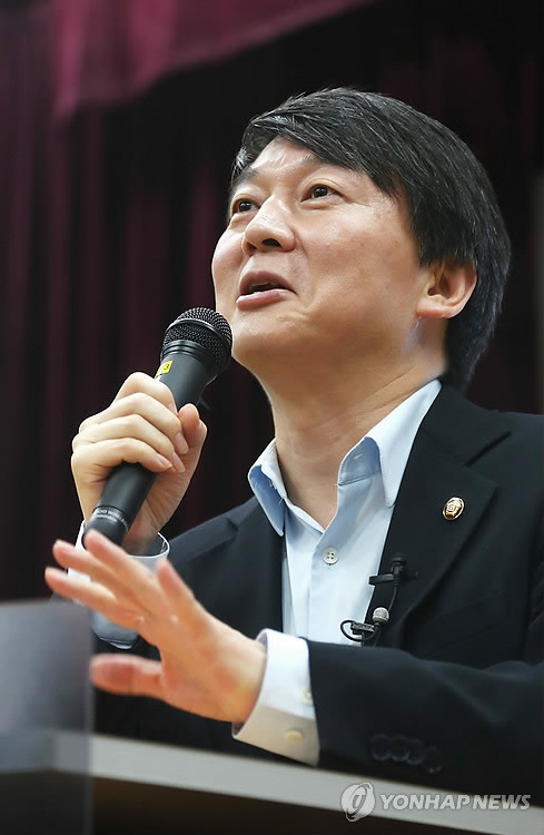 ▲ 안철수 무소속 의원이 25일 오후 서울 구로구 성공회대학교에서 인문학의 세계 강좌에 참석해 [청년과의 대화]를 주제로 특강하고 있다.ⓒ연합뉴스