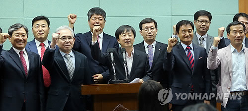 ▲ 안철수 의원의 싱크탱크인 '정책네트워크 내일'의 전북지역 실행위원들이 새정치 실현을 다짐하며 화이팅을 외치고 있다.ⓒ연합뉴스