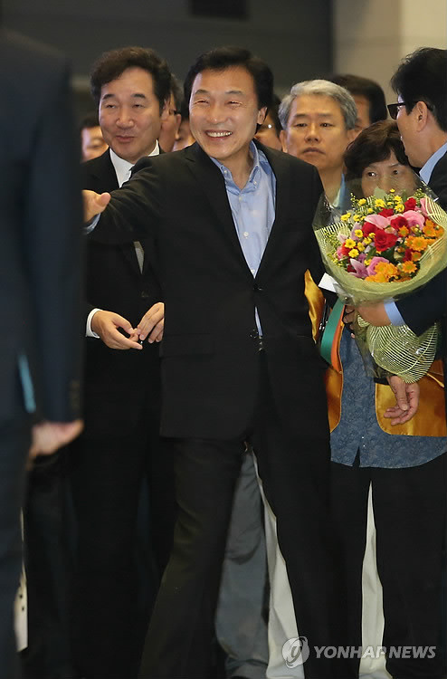 ▲ 손학규 민주당 상임고문이 29일 오후 지난 8개월여간의 독일 생활을 마치고 인천국제공항을 통해 귀국하며 지지자들을 향해 손을 흔들고 있다.ⓒ연합뉴스