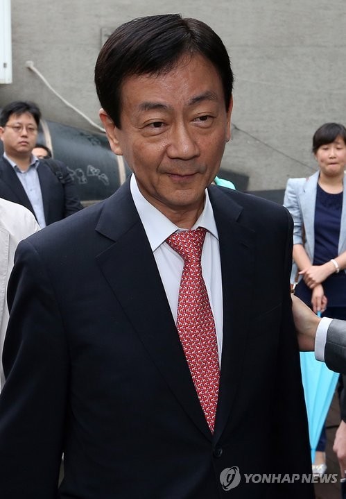 ▲ 진영 보건복지부 장관이 29일 오전 서울 신사동 캐롤라인빌딩에서 열린 장관실 직원 결혼식에 참석해 식장에 들어서고 있다. 이날 진 장관은 "업무에 복귀하지 않겠다"고 말했다고 최성락 복지부 대변인이 전했다.ⓒ연합뉴스