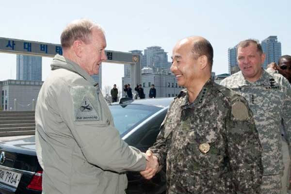 ▲ 지난 4월 국방부를 찾은 마틴 뎀프시 美합참의장(왼쪽)이 정승조 韓합참의장(가운데)과 악수를 나누고 있다.