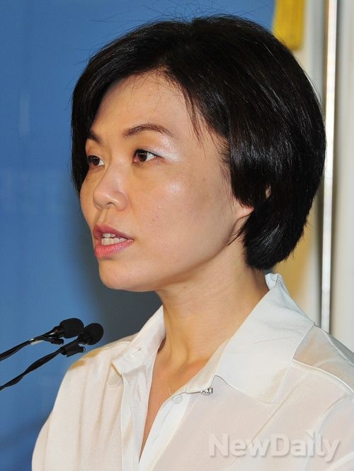 ▲ 민주당의 정치공세를 반박하고 있는 새누리당 민현주 대변인. ⓒ이종현 기자