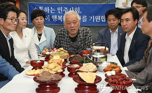 ▲ 노숙자를 자청한 민주당 김한길 대표가 환갑을 맞아 잔치상과 축하를 받고 있는 모습. ⓒ이종현 기자