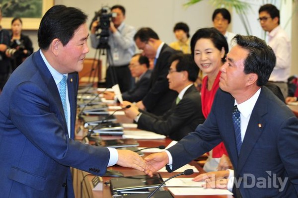 ▲ 새누리당 최경환 원내대표, 김태흠 의원(왼쪽부터)