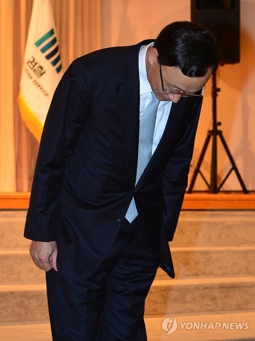 ▲ 박근혜 정부 첫 검찰총장인 채동욱 총장이 30일 오전 서울 서초구 서초동 대검찰청 별관에서 열린 퇴임식에서 직원들에게 인사를 하고 있다.  ⓒ 연합뉴스