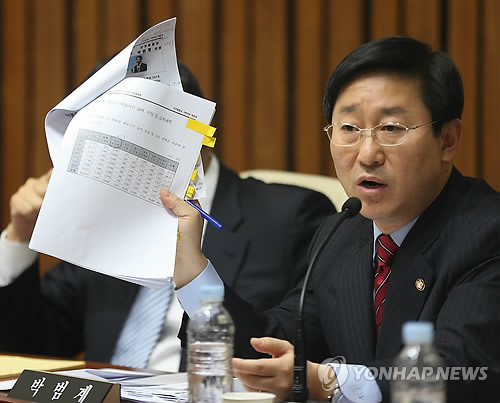 ▲ 이동흡 헌법재판소장 후보자 인사청문회 이틀째인 22일 오전 국회에서 민주통합당 박범계 의원이 이 후보자의 재판관 재임시기 급여, 수당 등 소득내역이 적힌 종이를 들고 김혜영 헌법재판소 법원사무관에게 질의하고 있다.ⓒ연합뉴스