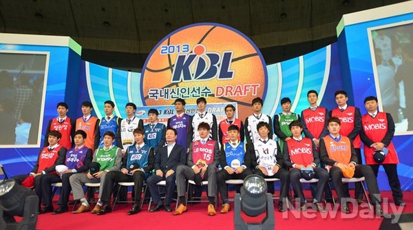 ▲ 2013년 KBL 1군 신인선수로 선발된 22명의 선수들ⓒ정상윤