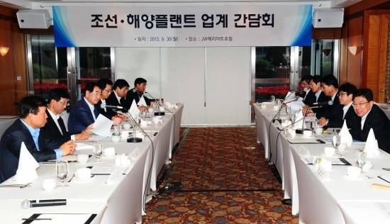 ▲ 대형 조선소와 중소 조선소 간 상생협력을 위해 30일 JW매리어트 호텔에서 열린 간담회에서 참석자들이 조선해양플랜트업계 발전방안에 대해 논의하고 있다.ⓒ산업통상자원부