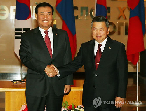 ▲ 유라시아 4개국을 순방 중인 강창희 국회의장이 30일(현지시간) 몽골 수도 울란바토르에서 잔다후 엥흐볼드 국회의장와 만나 인사하고 있다.