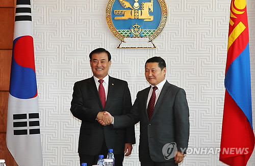 ▲ 유라시아 4개국을 순방 중인 강창희 국회의장이 30일(현지시간) 몽골 수도 울란바토르에서 너러브 알탕호약 총리와 만나 인사하고 있다.