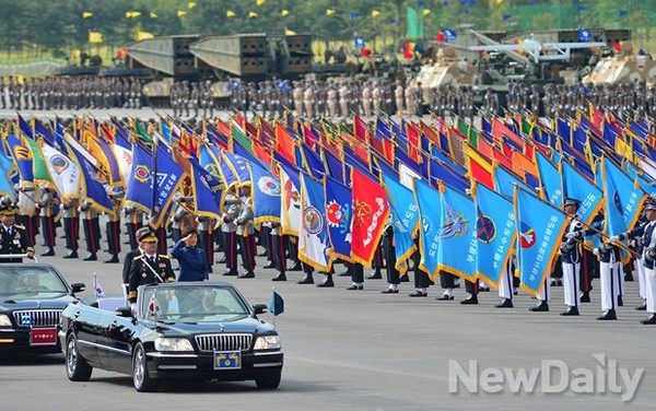 ▲ 박근혜 대통령이 1일 오전 경기 성남 서울공항에서 열린 건군 65주년 국군의 날 기념식에서 무개차를 타고 열병하며 거수경례를 하고 있다. ⓒ 정상윤 기자