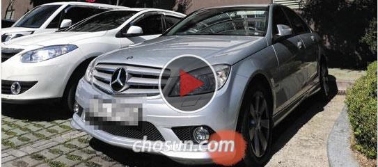 ▲ 임씨가 머무는 아파트 앞의 임씨 차량(벤츠). 지난달 6일 잠적한 임모(54)씨가 머물고 있는 경기도 외곽의 큰 외삼촌(65) 집 주차장에 임씨의 은색 벤츠 차량이 주차돼 있다.ⓒ조선일보