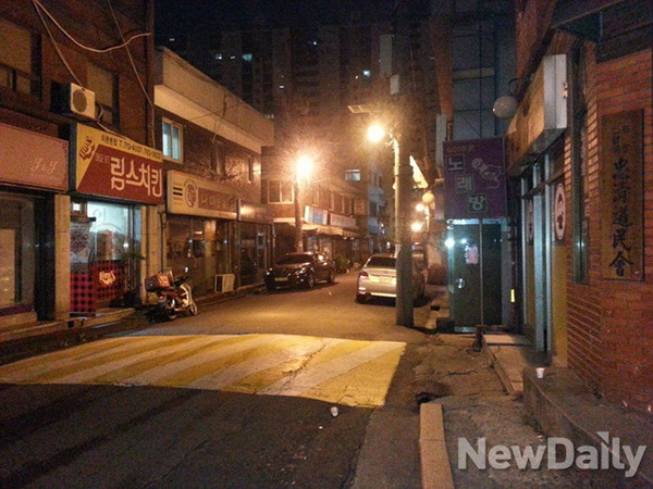 ▲ 서부이촌동에서 장사하는 상인들은 "죽을 맛"이라고 말했다. 개발구역으로 묶인 후 손님이 줄어들어 영업이익이 나지 않는다고 하소연했다. 박원순 시장은 이날 상인들과 만난 자리에서 "다음에 이야기하자"고 말했다ⓒ윤희성