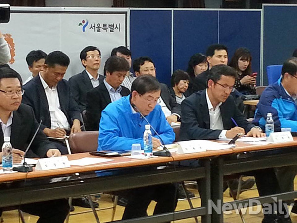 ▲ 용산구 보건분소 대강당에서 열린 박원순 시장과 서부이촌동 상인들과의 간담회.개발구역으로 묶인 후 손님이 줄어들어 영업이익이 나지 않아 피해를 본 상인들은 박 시장에게 "살려달라"고 애원했다. 박원순 시장은 이날 상인들과 만난 자리에서 "다음에 꼭 찾아가서 더 많은 이야기를 하자"고 말했다ⓒ윤희성