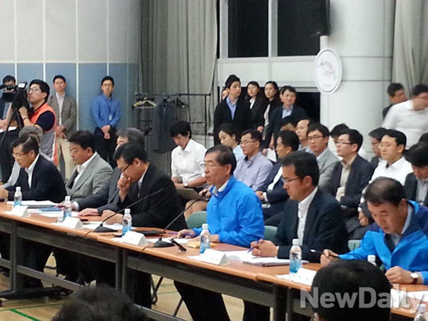 ▲ 용산구 원효1동주민센터 다목적실에서 열린 박원순 시장과 [용산국제업무지구] 사업 정상화 찬성 주민들과의 간담회 현장ⓒ윤희성