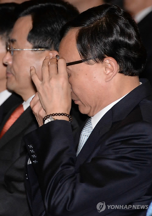 ▲ 채동욱 전 총장이 30일 열린 퇴임식에서 동영상을 보다가 눈물을 흘리고 있다.ⓒ 연합뉴스