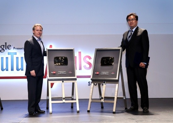 ▲ 사이먼칸 구글아시아태평양최고마케팅책임자(좌측)와 안수욱 SM엔터테인먼트이사(우측)