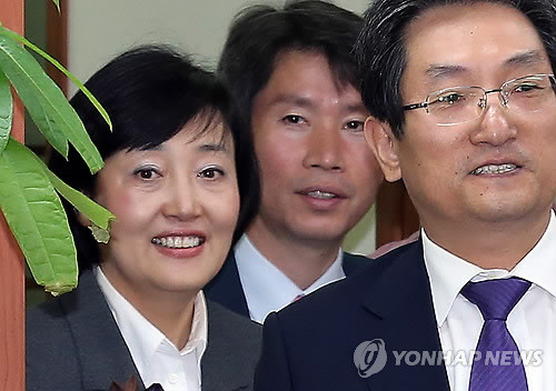 ▲ 지난해 10월 14일 민주당 노영민(오른쪽부터) 후보 비서실장과 이인영, 박영선 공동선대위원장이 당사에서 열린 기자간담회에 참석하는 모습. 이날 민주당 문재인 대선 후보측은 2007년 남북정상회담 대화록과 관련해 당시 새누리당 박근혜 후보에게 진상규명을 촉구했다.ⓒ 연합뉴스