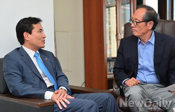 ▲ 김진태 의원이 2일 오후 뉴데일리를 찾아 인보길 대표와 대화를 나누고 있다.ⓒ정상윤 기자