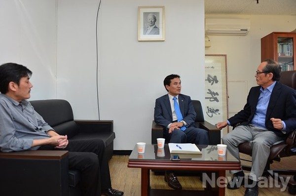 ▲ 김진태 의원이 2일 오후 뉴데일리를 찾아 인보길 대표와 김영 경제담당 편집국장과 대화를 나누고 있다.ⓒ정상윤 기자
