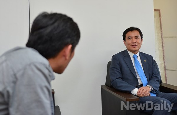 ▲ 김진태 의원이 2일 오후 뉴데일리를 찾아 인보길 대표와 김영 경제담당 편집국장과 대화를 나누고 있다.ⓒ정상윤 기자