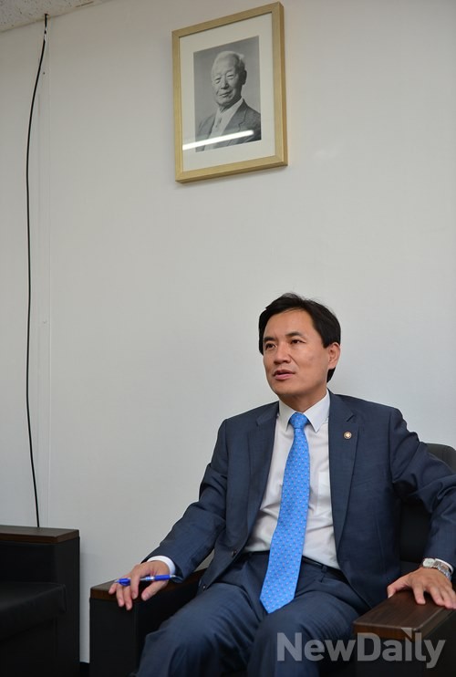 ▲ 김진태 의원이 2일 오후 뉴데일리를 찾아 인보길 대표와 대화를 나누고 있다. 뒤에는 이승만 건국대통령 사진.ⓒ정상윤 기자
