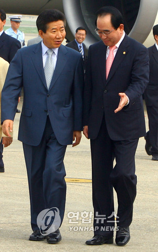 ▲ 노무현 전 대통령과 박명재 전 행정자치부 장관이 대화를 나누는 모습. ⓒ연합뉴스