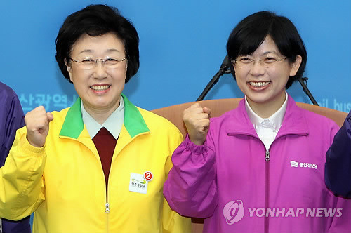 ▲ 한명숙 전 민주당 대표와 이정희 통진당 대표가 연대를 맞고 환하게 웃고 있는 모습. ⓒ연합뉴스