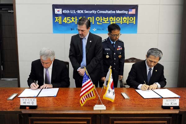 ▲ 지난 2일 제45차 SCM에서 맞춤형 억제전략을 검토, 마련하기로 한 계획에 서명하는 척 헤이글 美국방장관과 김관진 국방장관.