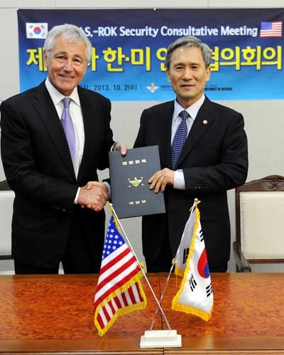 ▲ 맞춤형 억제전략 검토 서명 후 악수하는 척 헤이글 美국방장관과 김관진 국방장관.